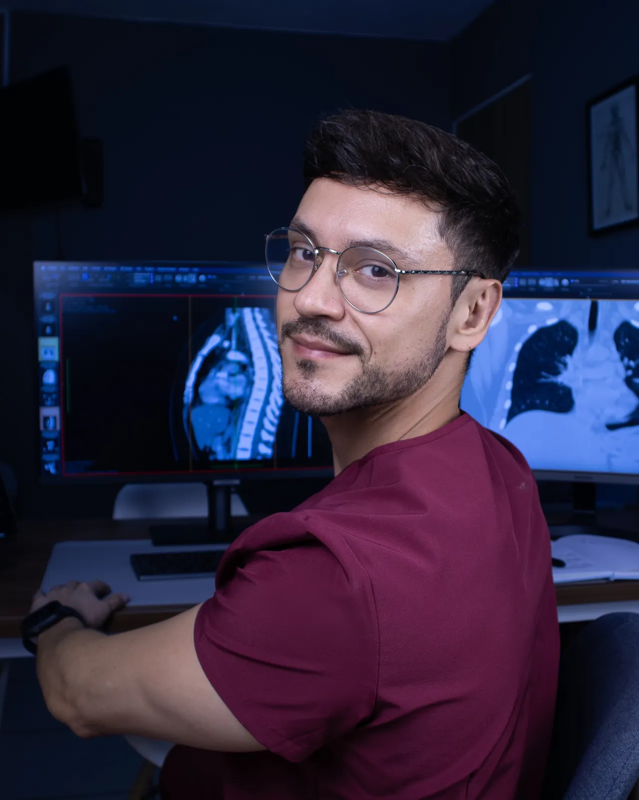 El Dr. José Luis De la Torre realizando un ultrasonido